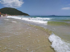 Apto Maravilhoso, a 2 minutos da praia! no centro dos Ingleses